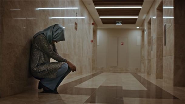 Vor der Hochzeit nahm man ihr den Mann: Hatice Cengiz in Istanbul in einer Szene aus „Der Dissident“.