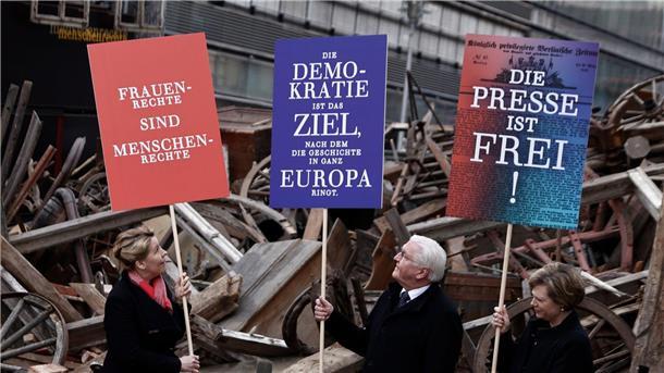 Vor der Installation einer Straßenbarrikade eröffnen Franziska Giffey, Frank Walter-Steinmeier und Cornelia Seibeld das „Wochenende für die Demokratie“ in Berlin.