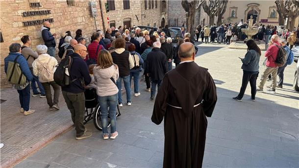 Ein Junge wird heilig gemacht Vor der Kirche Santa Maria Maggiore gibt es immer wieder lange Schlangen.