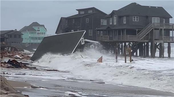 Bermuda rüstet sich für Hurrikan „Imelda“ Vor der Küste des Bundesstaates North Carolina stürzten bei hoher Brandung fünf unbewohnte Häuser ins Meer.