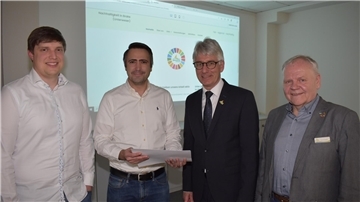 Vor der neuen Internetseite der Stadt Brake zur Förderung von Nachhaltigkeit: Rehau-Nachhaltigkeitsbeauftragter Andreas Pinkernelle, Werkleiter Dr. Dominik Gläßer, Bürgermeister Michael Kurz und Fachdienstleiter Uwe Schubert (von links).
