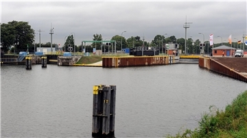 Vor der Schleuse droht ein Binnenschiff zu sinken. (Archivbild)