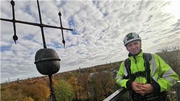 Vor der St.-Marien-Kirche im Nordenhamer Ortsteil Atens stand am Dienstag ein großer Baukran. Die Kirchengemeinde hatte ihn angefordert, um die Turmspitze kontrollieren lassen zu können.