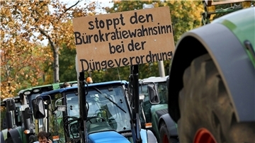 Trecker stehen dicht an dicht während einer Demonstration der Bewegung "Land schafft Verbindung" auf einer Straße.
