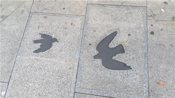 Vor einem Gebäude im Londoner Stadtteil Leytonstone ist der Gehweg mit Vögeln dekoriert, eine Anspielung an Alfred Hitchcocks berühmten Thriller „Die Vögel“. 
