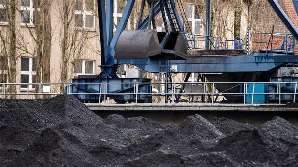 Deutschlands Steinkohleimporte steigen um 8 Prozent Vor einem Heizkraftwerk in Berlin-Schöneweide wird Steinkohle abgeladen. In der Energiekrise hat Deutschland im vergangenen Jahr mehr Steinkohle importiert.
