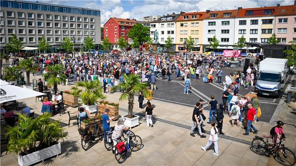Im Februar auf dem Theodor-Heuss-Platz: Kundgebung für Demokratie und Vielfalt Vor einem Jahr fanden bundesweit viele Demonstrationen für Demokratie und gegen Rechtsextremismus statt - auch in Bremerhaven: In diesem Jahr lädt ein breites Aktionsbündnis gegen Rechts erneut zu einer Kundgebung ein, die ebenfalls auf dem Theodor-Heuss-Platz stattfinden soll.