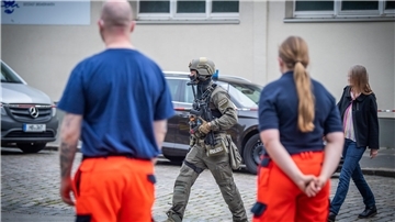 Rettungskräfte und Polizei vor einem Jahr am Lloyd Gymnasium Bremerhaven