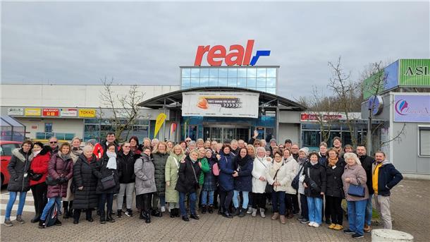 Vor einem knappen Jahr wurde der Real-Markt im Spadener Gewerbegebiet für immer geschlossen. Viele der ehemaligen Beschäftigten haben sich jetzt vor dem alten Arbeitsplatz wiedergetroffen.