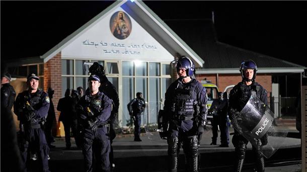 Vor einer orthodoxen assyrischen Kirche in Sydney spielten sich chaotische Szenen ab.