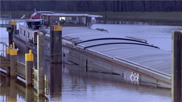 Nach Schiffsunfall im Emsland: Frachtverkehr wieder möglich Vor einer Schleuse auf dem Dortmund-Ems-Kanal ist ein Getreidefrachter mit Wasser vollgelaufen.