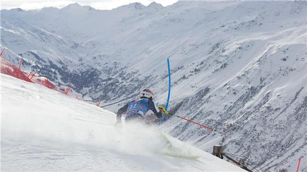 Vor einer spektakulären Bergkulisse rast der britische Skirennfahrer Dave Ryding dem Tal entgegen. Im österreichischen Gurgl starten die alpinen Skirennfahrer nach abgesagten Rennen in Sölden und am Matterhorn in den Weltcup-Winter.