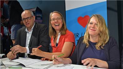 Vor gut zwei Jahren unterzeichnete Sascha Aulepp (Mitte) als SPD-Landesvorsitzende den rot-grün-roten Koalitionsvertrag.