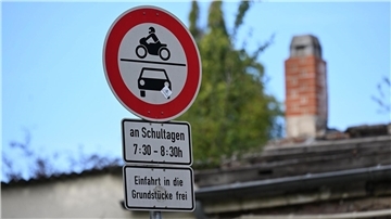 Vor manchen Schulen sind die Straßen zeitweise für den motorisierten Verkehr gesperrt.