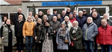 Ehemalige der Realschule 1 stehen vor der heutigen Oberschule 1 in Nordenham. Mit dabei sind auch Tanja Buse und Ines Locker-Wolf von der aktuellen Schulleitung.