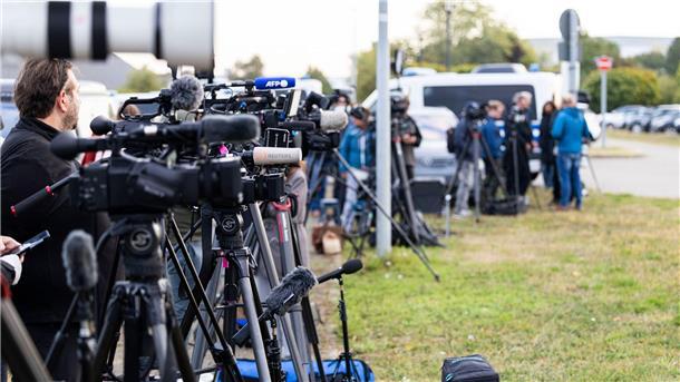 Vor Ort sind viele Medienvertreter.