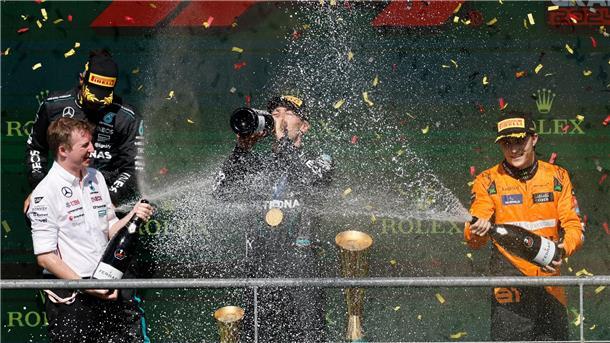 Vor seiner Disqualifikation war George Russell in Champagner-Laune.