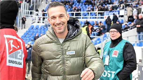 Vor Spielbeginn war Karlsruhes Trainer Christian Eichner noch gut gelaunt.