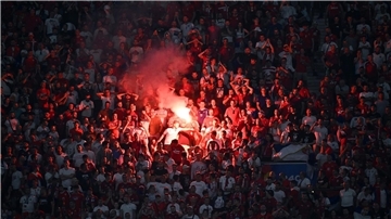Vor und während des EM-Spiels in München zündeten serbische Fans unerlaubt Pyrotechnik - es kam zu Auseinandersetzungen mit der Polizei.