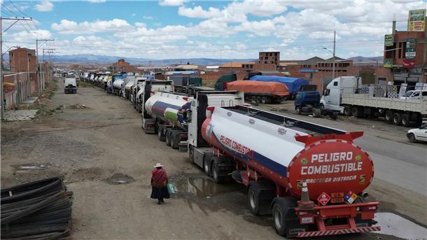Ende der linken Ära in Bolivien: Paz gewinnt Präsidentenwahl Vor vielen Tankstellen bilden sich wegen Treibstoffmangels teils lange Schlangen. (Archivbild)