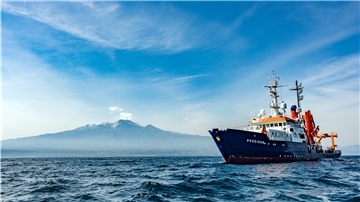 Vor vier Jahren kreuzten die Geomar-Wissenschaftler mit der "Poseidon" vor dem rauchenden Ätna auf. Die Ergebnisse ihrer "Abhöraktion" sorgten für Aufsehen. Foto: Gross/Geomar