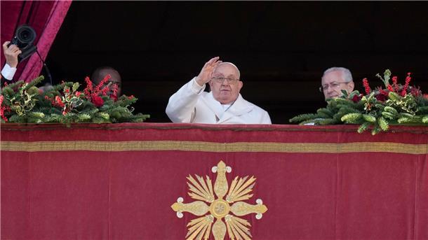 „Waffen sollen schweigen“ - Papst mahnt zu Frieden Vor zahlreichen Gläubigen spricht der Papst seine Weihnachtsbotschaft.