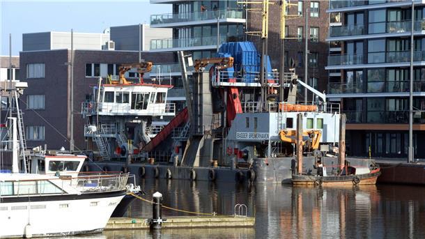 Nur noch Schrott: Der Bremerhavener Eimerkettenbagger wird ausgemustert Schwimmbagger vor Haus.