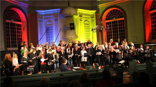 Groove und Freude: Gospels singen mit Hanjo Gäbler Vor zwei Jahren begeisterte Hanjo Gäbler mit einem Workshop in Bremervörde