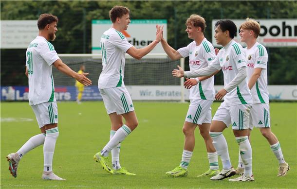 Mit einem 2:1 gegen die Gastgeber holt sich Heeslingen den Pokal in Ahlerstedt Vorbereiter Philipp Wilkens (Dritter von rechts) gratuliert dem Torschützen Erik Köhler (Zweiter von links).