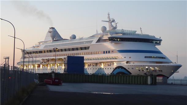Kreuzfahrtschiff "AIDAaura" liegt am Nordende der Columbuskaje