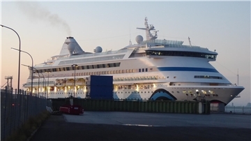Kreuzfahrtschiff "AIDAaura" liegt am Nordende der Columbuskaje