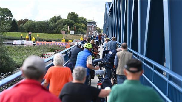 Weg frei nach zehn Jahren - Friesenbrücke ist geöffnet Vorerst sollen Radfahrer ihre Räder über die Friesenbrücke schieben.