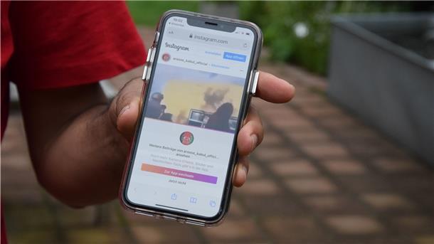 Ein Instagram-Video wird auf einem Handy angezeigt.