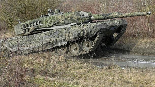 Vorführung des Kampfpanzers „Leopard 2A4“ in Wels (Österreich).