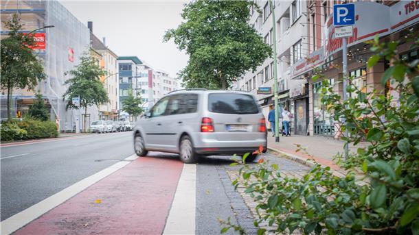 Straße anders nutzen: Plaudern statt parken in Geestemünde Blick auf Parkplätze.