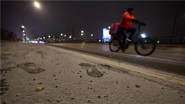 Vorsicht, Rutschgefahr! Auf den Straßen in Berlin und Brandenburg hat sich gefährliche Eisglätte gebildet.