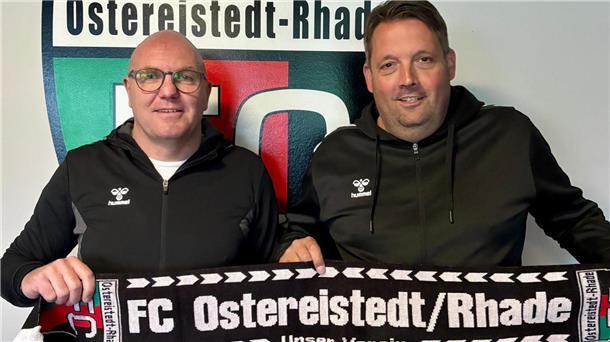 Vorsitzender Andreas Kierath (rechts) freut sich über die Verpflichtung von Enrico Berneking als neuen Trainer des FC Ostereistedt/Rhade.