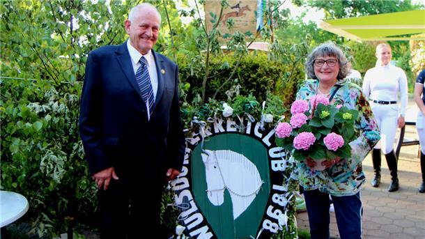 Der Vorsitzende Hansing überreicht ein Dankesgeschenk an Susan Ohmstedt