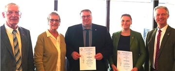 Vorsitzender Hans-Rudolf Mengers (links) und sein Stellvertreter Alexander Schuhr (rechts) überreichten (von links) Ramona Fritz, Torsten Lange und Gesche Neumann Goldene Ehrennadeln.