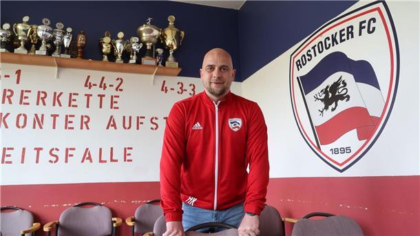 Bei Abstieg Party: Amateurfußball als Investoren-Spielball Vorsitzender Henry Karper im Presseraum des Rostocker FC.