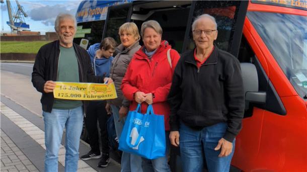 Vorsitzender Jürgen Sprickerhof und Fahrbetriebsleiter Heino Wiggermann begrüßten Kerstin Hinz (2. von rechts) als 175.000. Fahrgast seit Bestehen des Vereins.