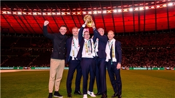 Vorstand Marketing und Vertrieb Rouven Kasper (r) wechselt vom VfB Stuttgart zum FC Bayern. (Archivbild)
