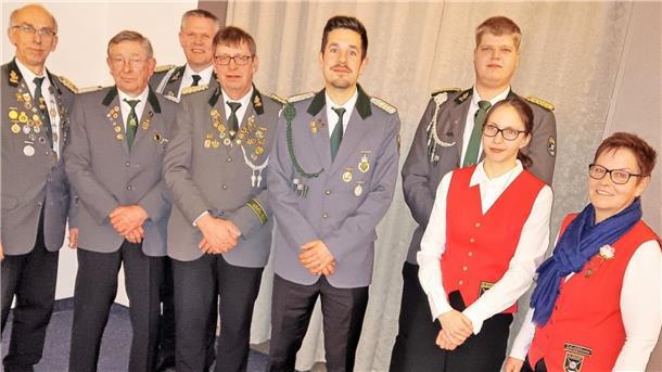 Vorstand und Geehrte des Schützenvereins Elsdorf und Umgebung (von links): Bernhard Schröder (Schützenpräsident), Wilfried Brandt (50 Jahre im Verein), Marco Duden (Schatzmeister), Heiko Lünsmann (ehemals stellvertretender Präsident, jetzt im Ehrenvorstand) Johannes Eckhoff (stellvertretender Schützenpräsident ), Janik Gerken (Kommandeur) Maria Walter (Schriftführerin) und Gitta Albers (jetzt Ehrenvorstand).