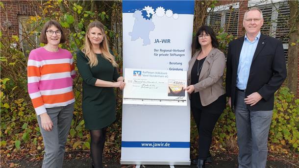 Vorstandsmitglied Hilko Schütte (rechts) überreichte den symbolischen Scheck zusammen mit seiner Stiftungskollegin Ute Spohler an die Kinderhilfe-Vorsitzende Theresa Petschulat und die zweite Vorsitzende Tanja Linneweber (von links).