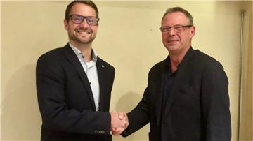 Vorstandswechsel beim Kiwanis Club Oste-Wümme: Der neue Präsident Stephan Enghard (links) folgt auf Frank Zitlau.