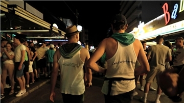 Vorwiegend junge Leute gehen durch die Schinkenstraße im Party-Viertel Ballermann auf Mallorca.