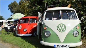 VW-Busse ohne Ende. Knapp 400 der beliebten und nostalgischen T-Modelle rollten am Wochenende aus ganz Deutschland nach Sandstedt.
