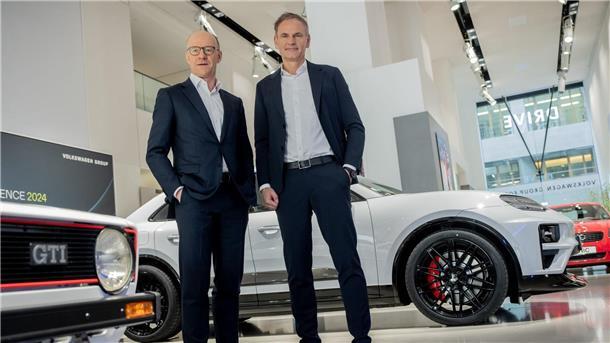 VW-Konzernchef Oliver Blume (r.) erläutert auf der Jahrespressekonferenz die Ergebnisse für 2023.