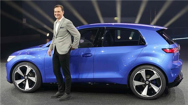 VW baut 20.000-Euro-Stromer ab 2027 in eigenem Werk VW-Vorstandsvorsitzender Thomas Schäfer mit der im März 2023 vorgestellten Elektro-Kleinwagen-Studie ID.2all. 2027 soll ein noch kleinerer ID.1 folgen.