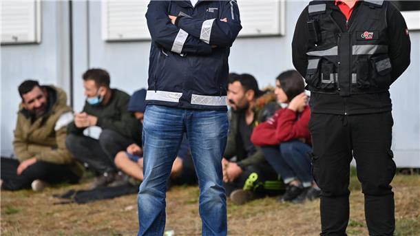 Wachpersonal steht vor der Zentralen Erstaufnahmeeinrichtung für Asylbewerber (ZABH) des Landes Brandenburg in Eisenhüttenstadt.